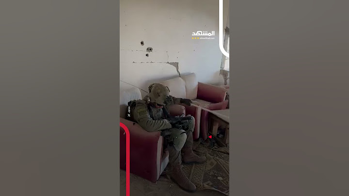بطريقة استفزازية.. جندي إسرائيلي يُقلد يحيى السنوار في لحظاته الأخيرة