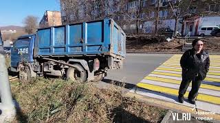 Во Владивостоке кабину грузовика насквозь проткнуло леерами