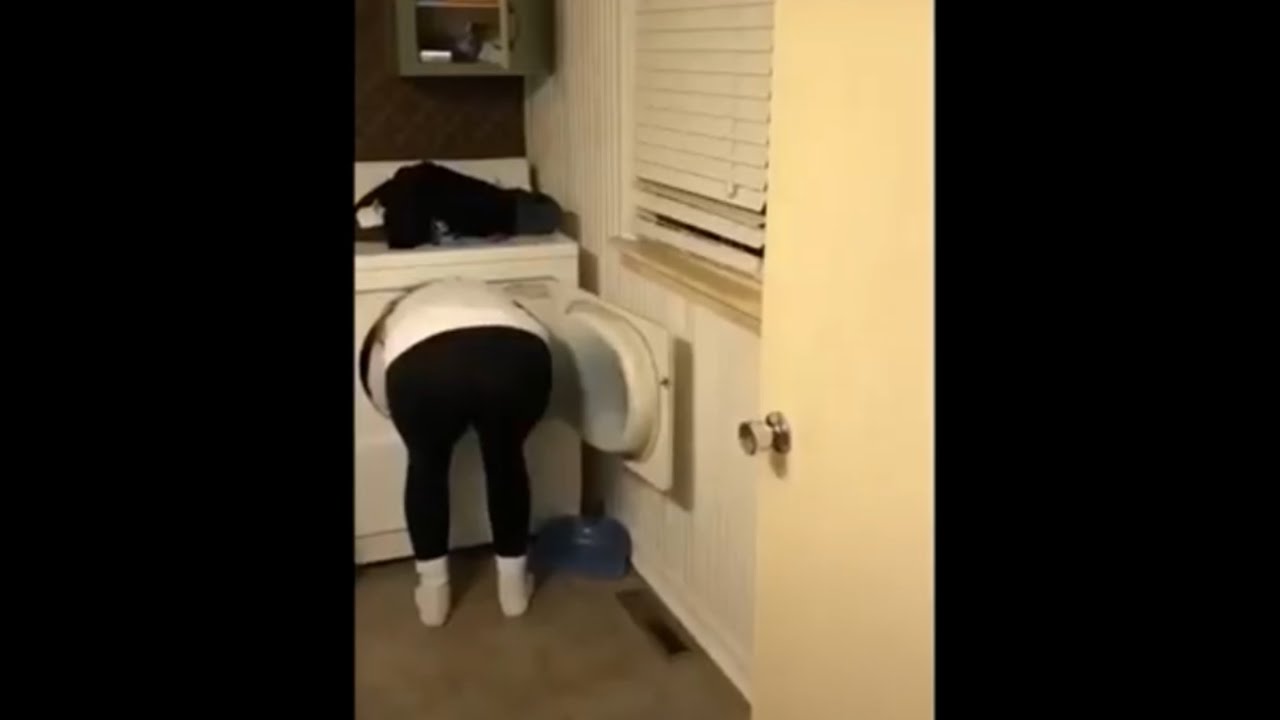 My sister stuck. Stepsister Stuck. Mom got Stuck in the washing Machine. Mom got Stuck in the washing Machine похожие.