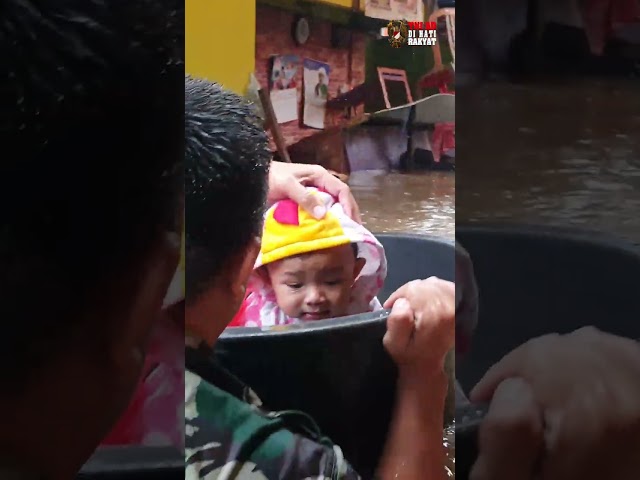 Terjang Banjir Demi Selamatkan Bayi class=