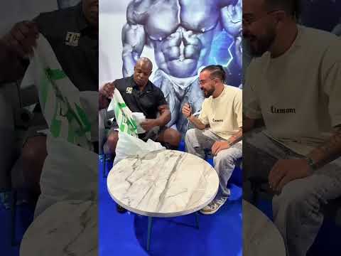 Ronnie Coleman con la CAMISETA de ATL脡TICO NACIONAL馃挭馃挌| Betsson Colombia