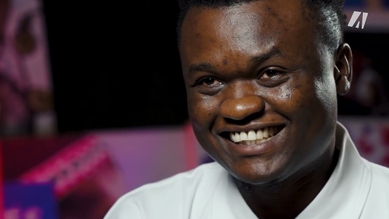 John Elarts, avuga ku buzima, umwuga n’ iterambere vyiwe .