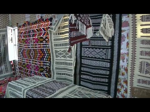 فيديو الأمازيغ في الجزائر يخوضون معركة بقاء صناعة السجاد