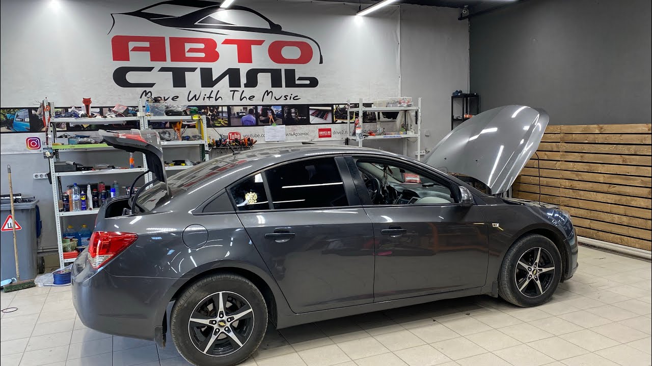 Акустика в двери , сабвуфер в багажник , 2 усилителя + настройка ...