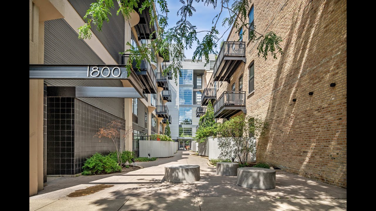 Stunning 2 bed 2 bath North Center Chicago Condo w 2 levels of living & its own private entrance
