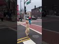 ¡Este Perro Camina Como Humano! 😱 ¡No Vas a Creer Lo Que Hace Después!