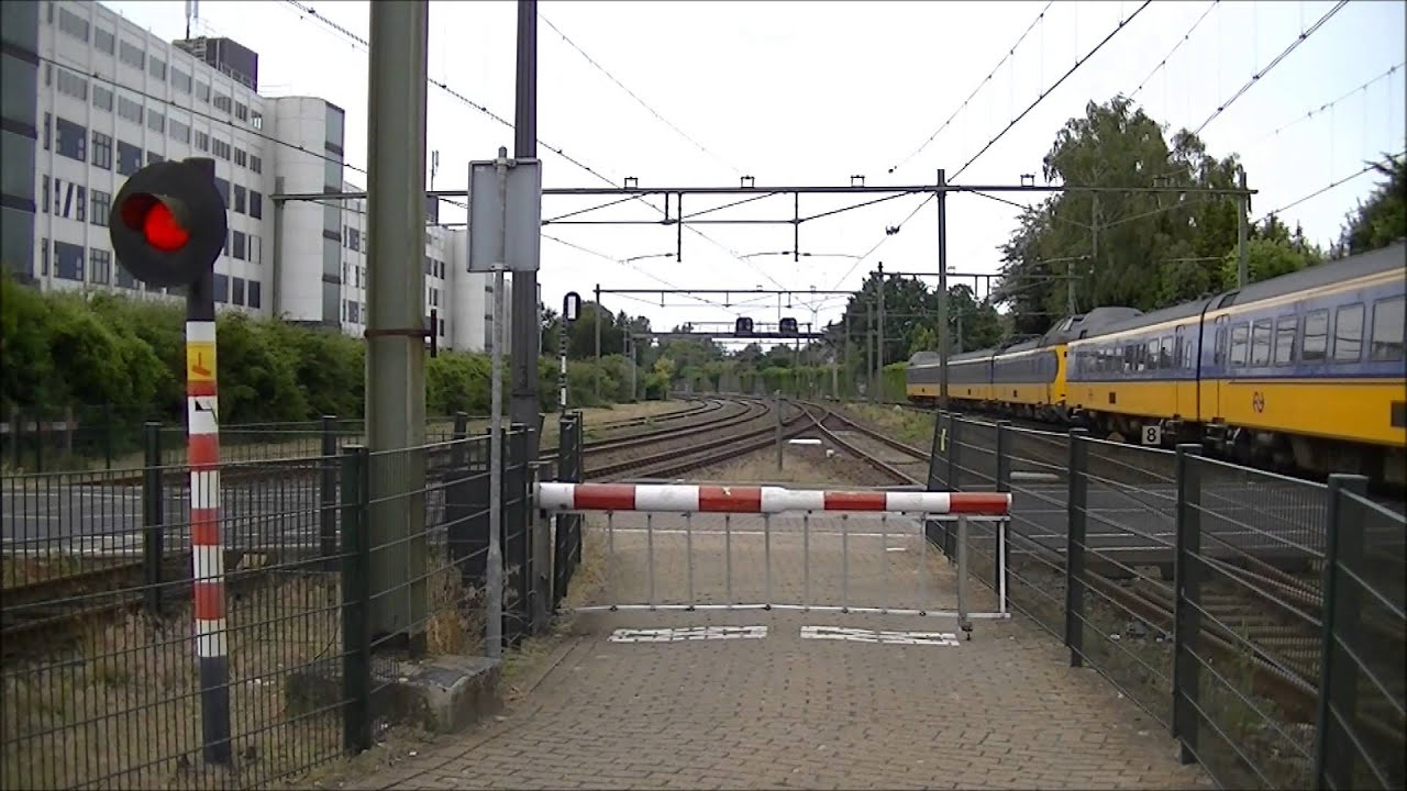 Spoorwegovergang Naarden-Bussum // Dutch railroad crossing