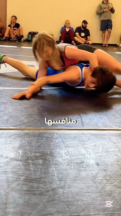 فوز غريب في مباراة مصارعة بين فتاة وشاب😳