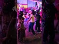 Shaadi ghar me ‘Danger Aankhiya’ bajte hi stage ka mahaul badal gaya… pura garda uda diy💃🕺