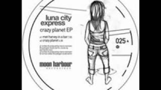 luna city express-met harvey in a bar