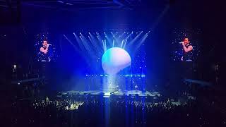 4. “Pedacito de Playa” en vivo 🏝️ Fonseca convirtió el Movistar Arena en un paraíso tropical