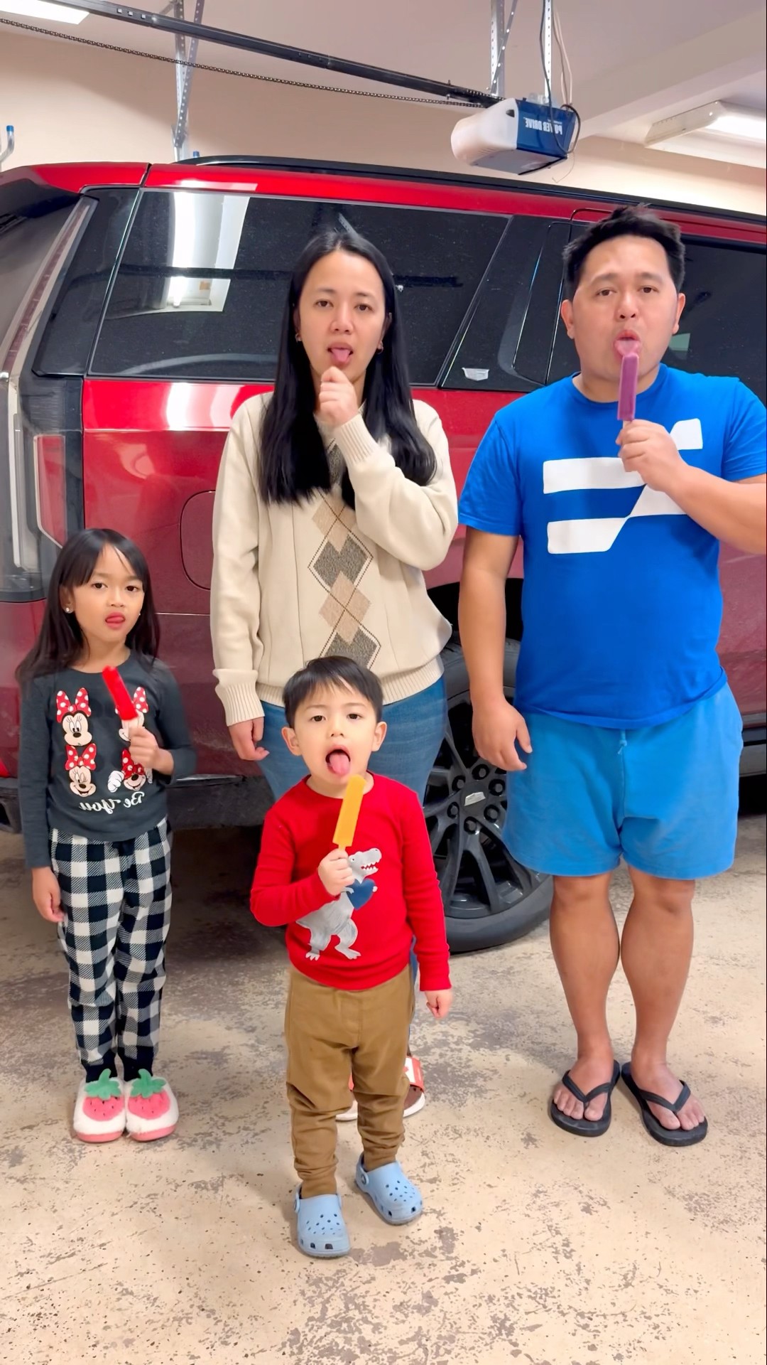 Mom gives her ice cream to baby brother ??❤️??