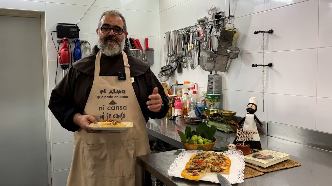 Coca con higos, queso y nueces