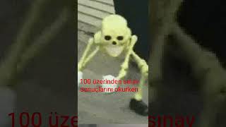 matematik hocası 100 üzerinden sınav sonuçlarını okuyor