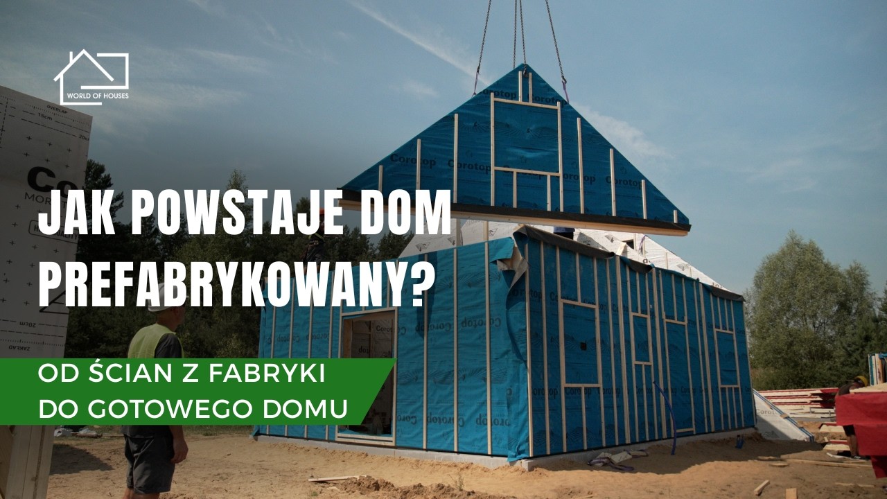 Montaż prefabrykowanych ścian domu szkieletowego na działce — dźwig ustawia gotową ścianę