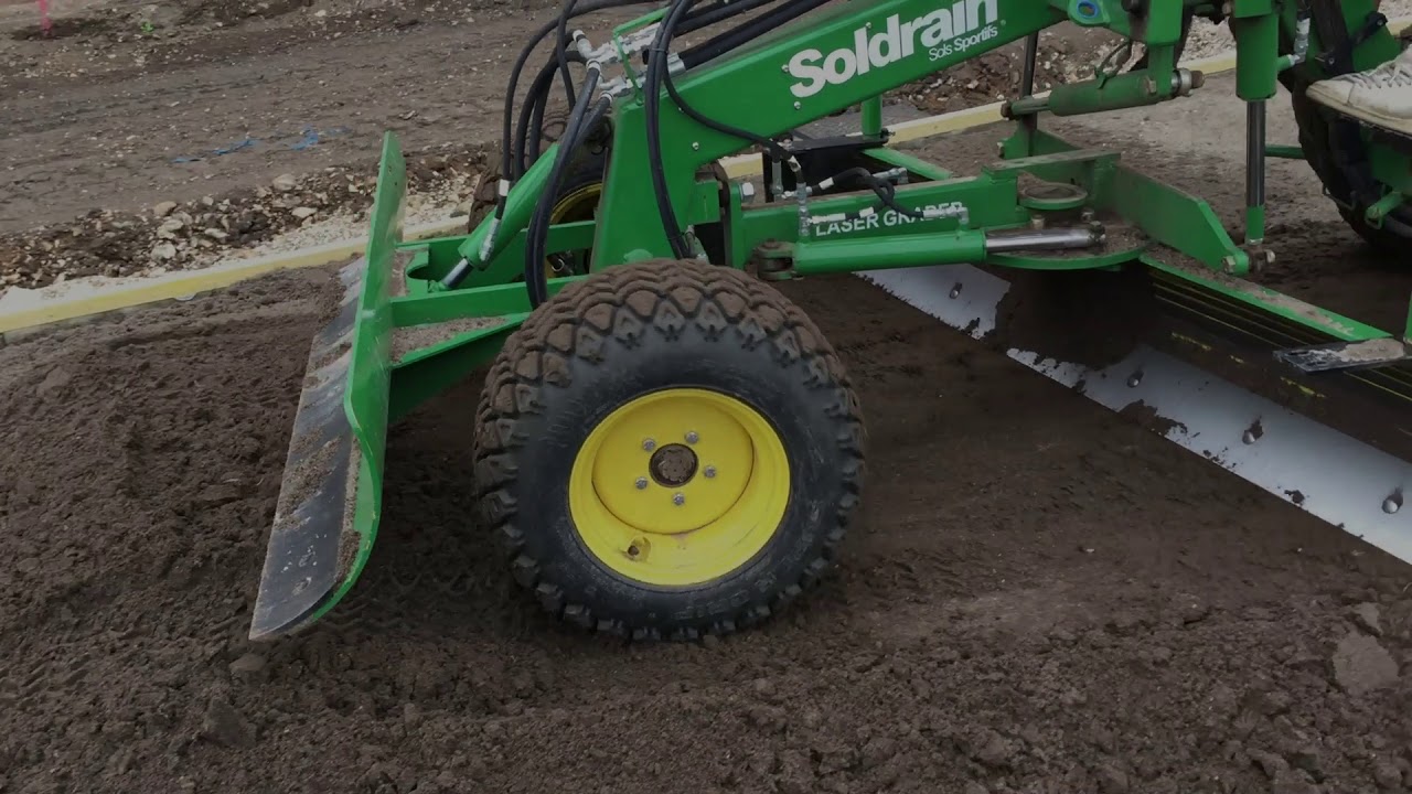 Soldrain Sols Sportifs – Nivellement au Laser Grader