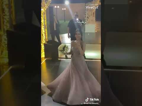 نارين بيوتي تمسك ورده لما شفت قلبي دق ثلاث دقات