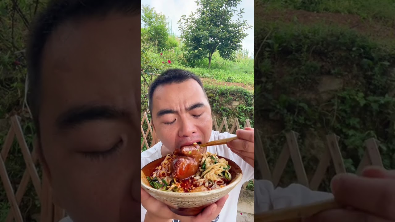 兄弟姐妹们 吃饭了哦 今天吃猪脚面条 简简单单又是一餐#抖音美食推荐官 #美食 #普通的饭菜都是家的味道 @DOU+小助手