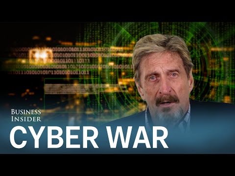 Video: John McAfee netto waarde: Wiki, Getroud, Familie, Trou, Salaris, Broers en susters