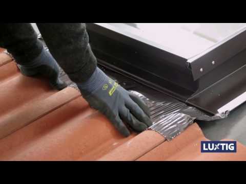 Video: Come si mette un lucernario su un tetto di gomma?