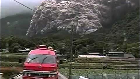 Dome collapse and pyroclastic flow at Unzen Volcano