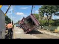 爆胎釀禍！　龜山大貨車翻覆