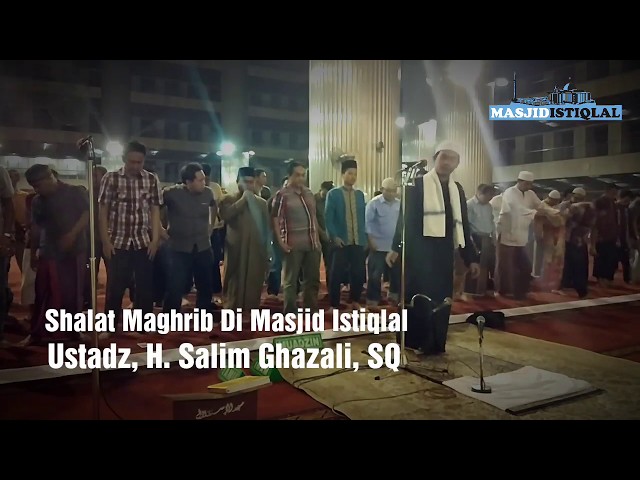 Ustadz H. Salim Ghazali, SQ. Imam Masjid Istiqlal class=