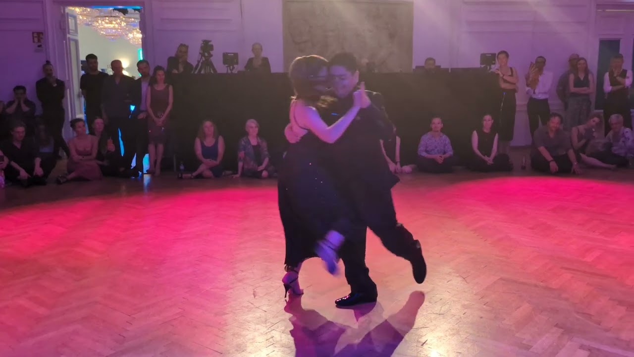 Carlitos y Agustina bailan milonga (bis) | Vienna 2025 4/6