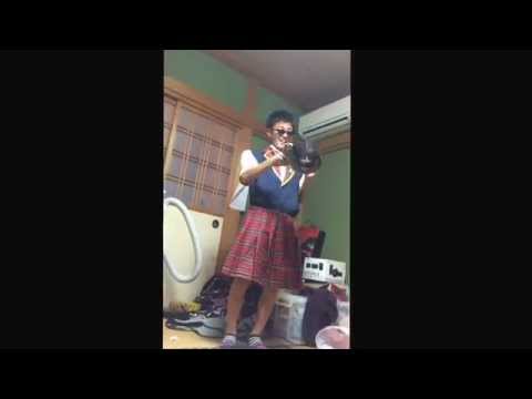 女装をする男