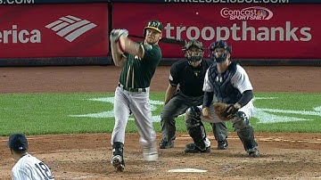 OAK@NYY: Moss ties the game with solo shot