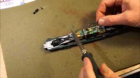 06 Model Trains - MRC 1930 Drop-In Decoder Installation - Installing The Decoder Part 03