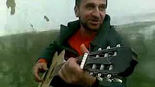 Асхаб играет на гитаре