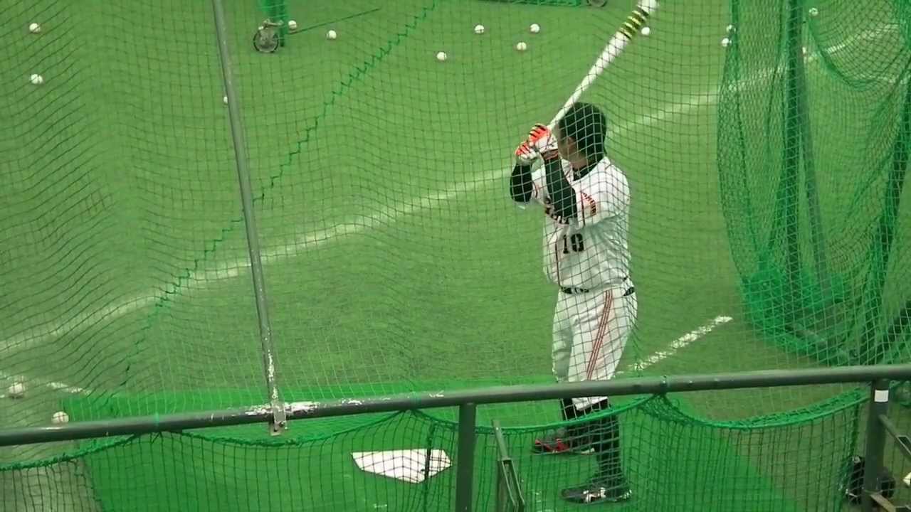 2012 巨人 宮崎キャンプ 阿部慎之助選手 マシン打撃 - YouTube