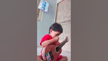 bocah 2 tahun jago bener main ukulele !!!!! #fyp