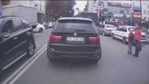 15 Pedestrians Oblivious To The World Outside Their Cell Phones