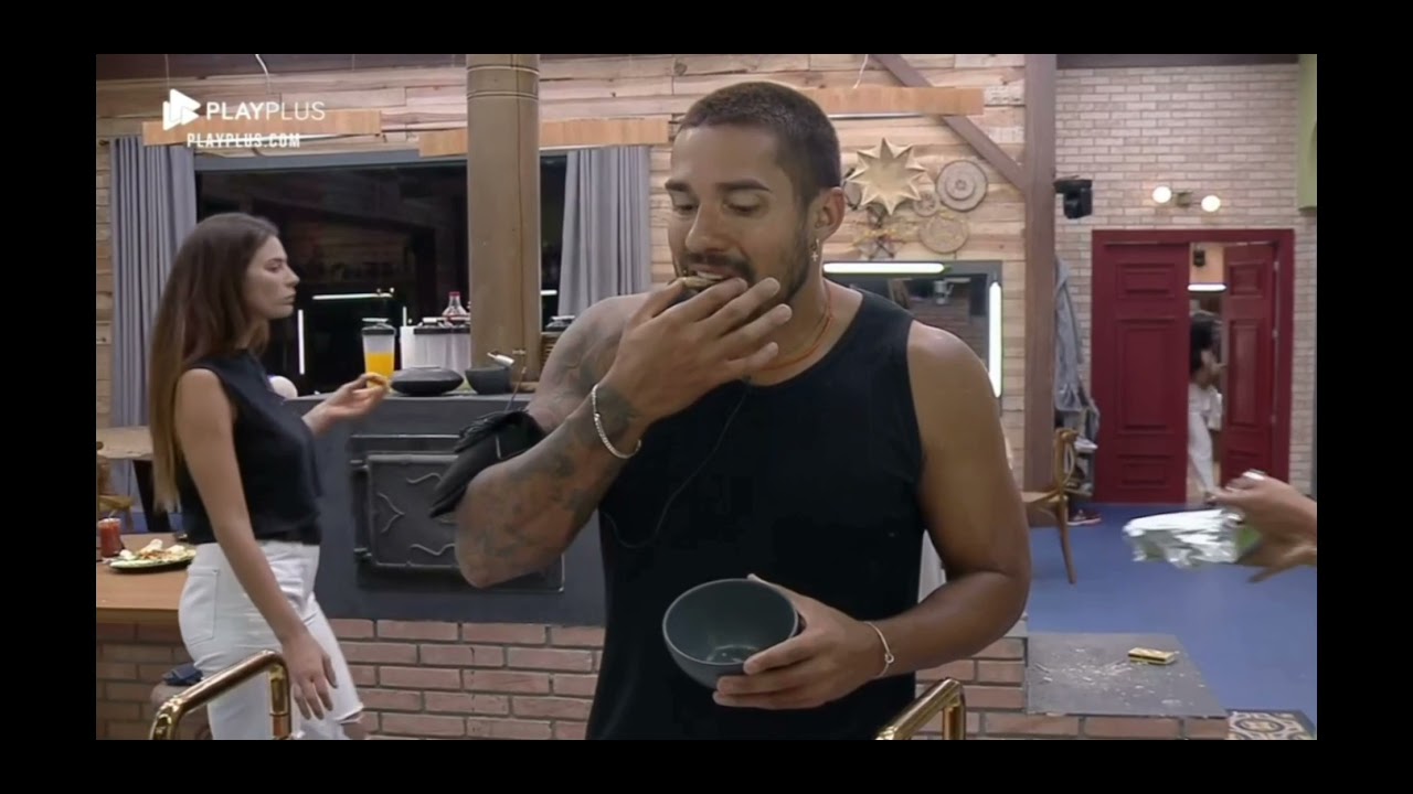 Dayane and Aline Flirting Again like Old Times