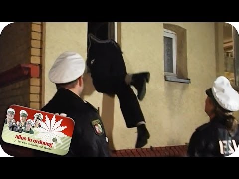 Dummer Einbrecher steckt fest 1/2 | Alles In Ordnung