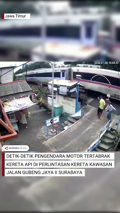 Detik-detik kecelakaan pengendara motor tertabrak Kereta Api di Surabaya