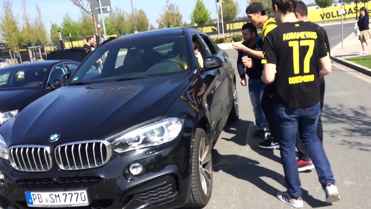 Aubameyang y Julian Weigl, autografiando, BVB09 - YouTube