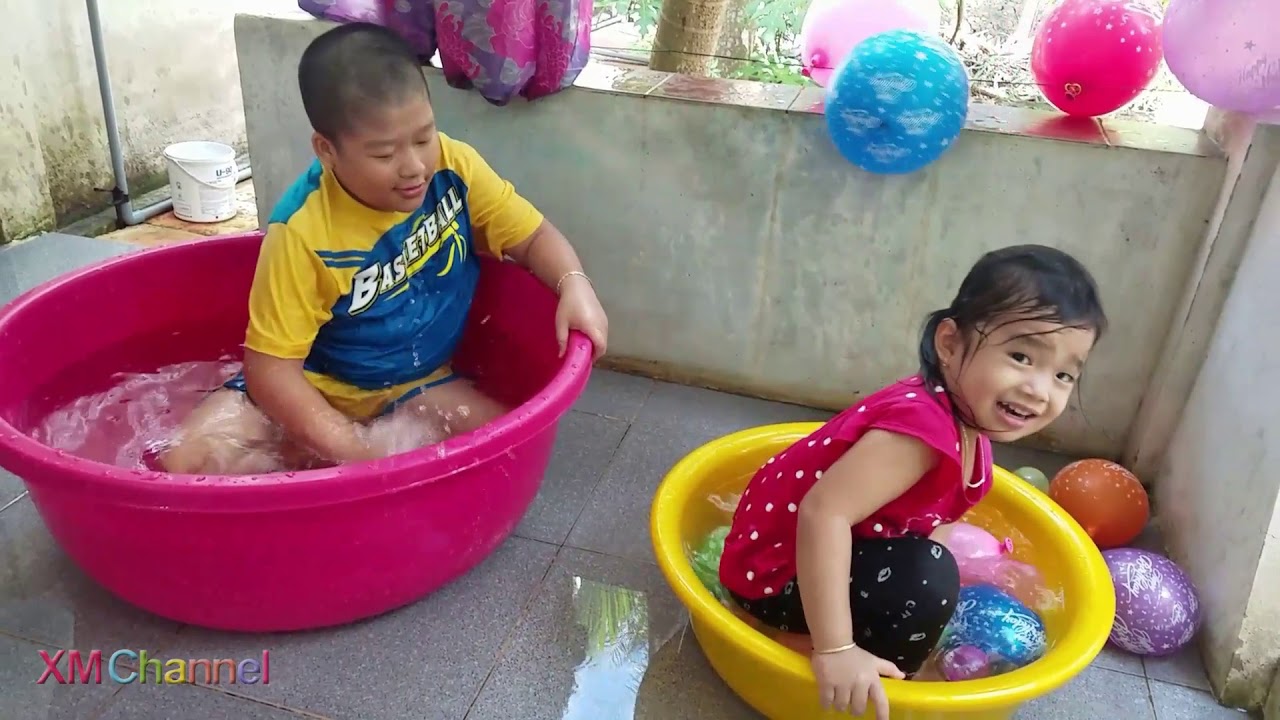 Bé Muội Chơi Bóng Nước ❤