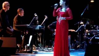 Lea Salonga sings Bakit Labis Kitang Mahal