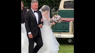 Ricardo Montaner llevando a su hija Evaluna al altar