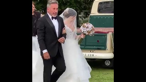 Thumbnail of Ricardo Montaner llevando a su hija Evaluna al altar