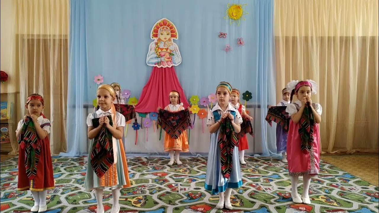 Танец с платками видео. Танец с платками в детском саду видео. Хоровод с русскими платками. Видео танец маков цвет в детском саду.