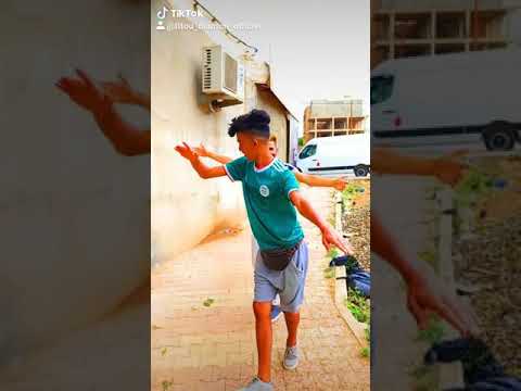 الشاب الذي ابهر الجزائر في رقصه في شوارع على أغاني الشاوية
