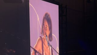 Gracie Abrams singing feels like surprise song in madrid n2