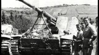 WW2 Sentinelle allemande gardant un canon de 155 mm du Mur de l'Atlantique 