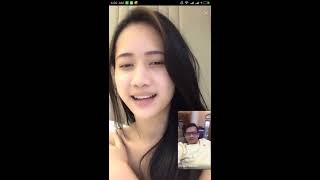 Gadis Cantik Hanya Mengenakan Selimut