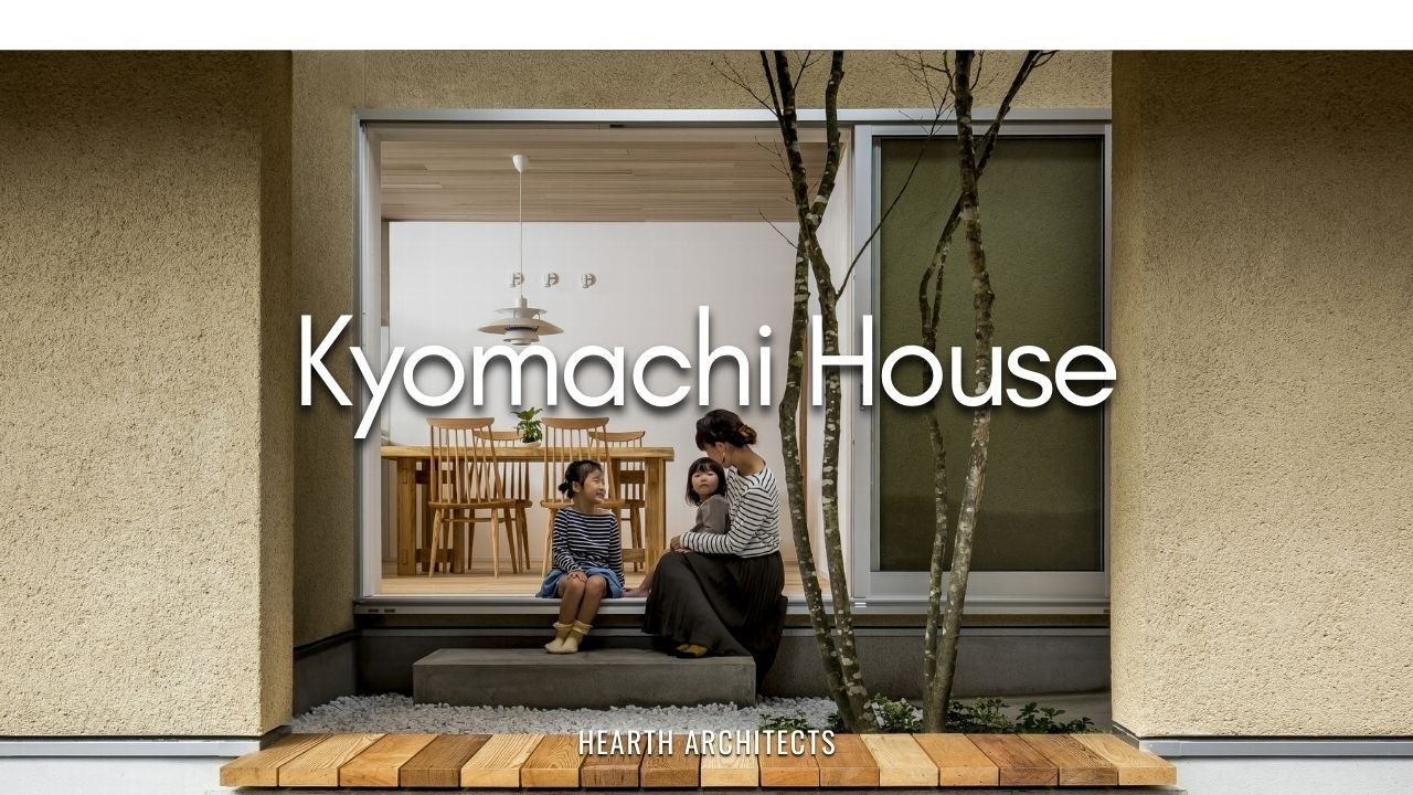 Внутри узкого японского дома, спроектированного вокруг одного прекрасного дерева.