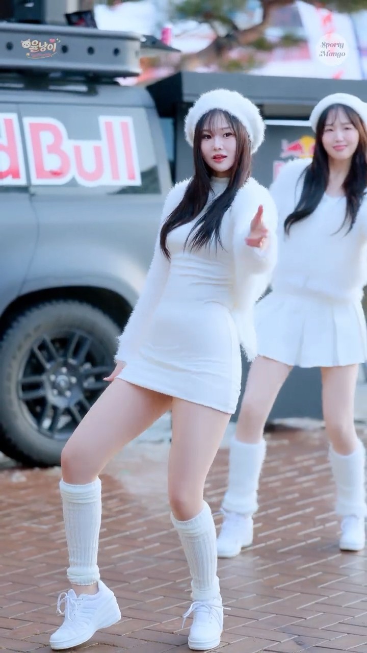 새하얀 원피스와 모자가 매력을 극대화한 김유림 치어리더의 이색적인 피리춤